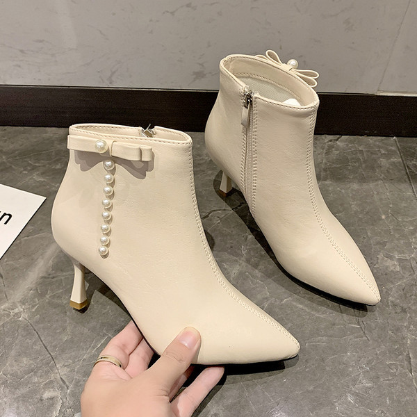 Női csizma hegyes modell gyöngyökkel, két színben