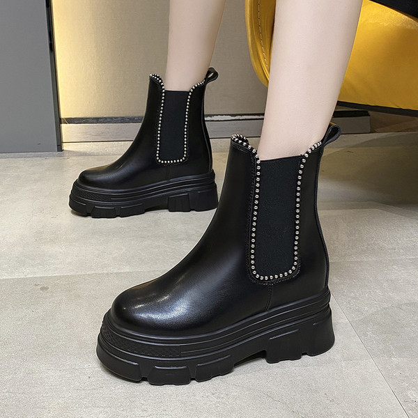 Stílusos női platformcsizma kövekkel