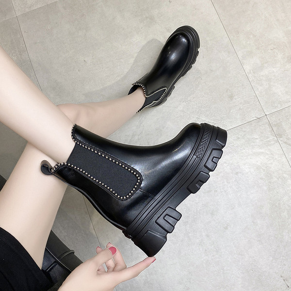 Stílusos női platformcsizma kövekkel