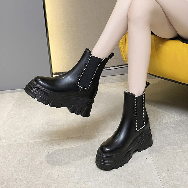 Stílusos női platformcsizma kövekkel