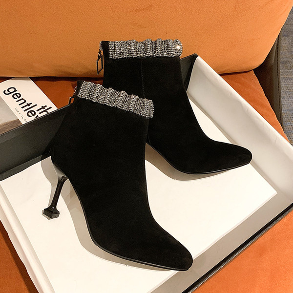 Ženske čizme sa kamenčićima i tankom petom u crnoj boji