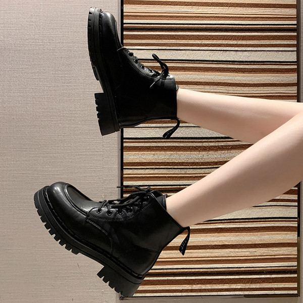 Új, durva talpú női bőrcsizma modell - fekete színben