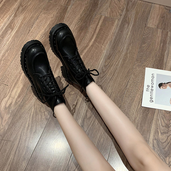 Új, durva talpú női bőrcsizma modell - fekete színben