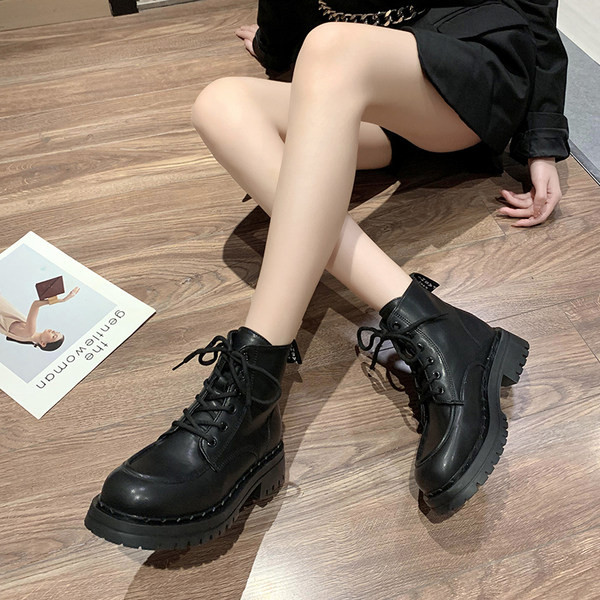 Új, durva talpú női bőrcsizma modell - fekete színben