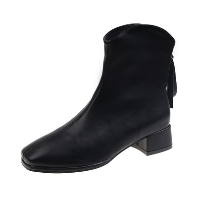 Naiste nahast saapad kolmes värvitoonis