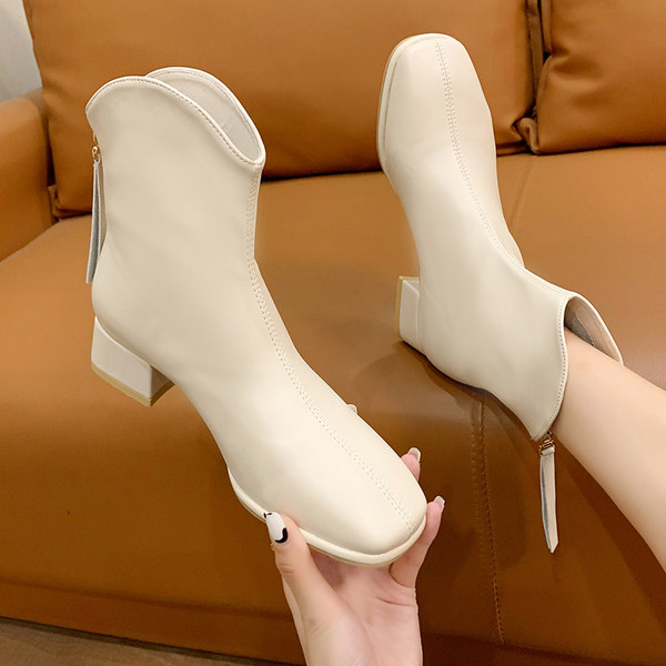 Naiste nahast saapad kolmes värvitoonis