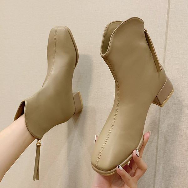 Naiste nahast saapad kolmes värvitoonis