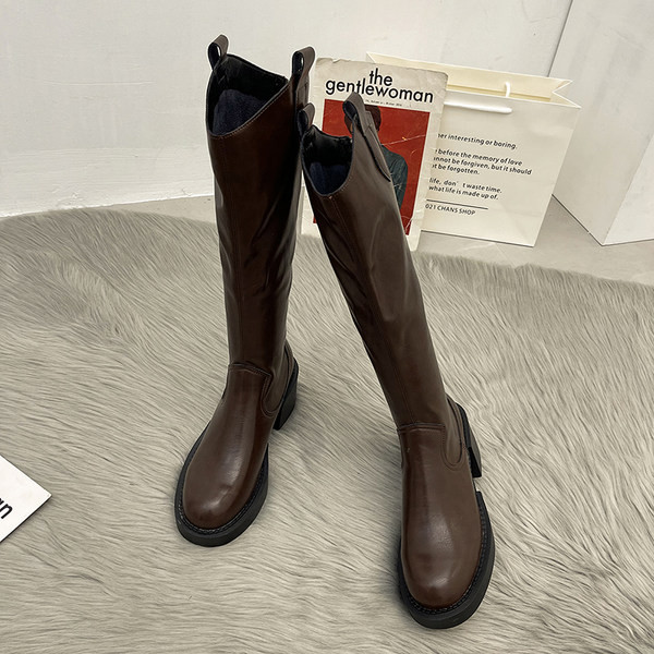 Modern női csizma öko bőrből, barna és fekete színben - retro stílusban