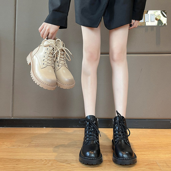 Alkalmi női csizma durva talppal és fűzővel - két színben