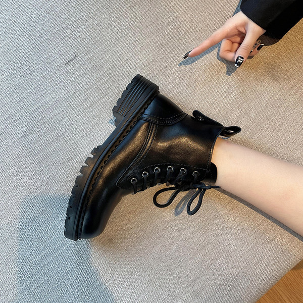 Alkalmi női csizma durva talppal és fűzővel - két színben