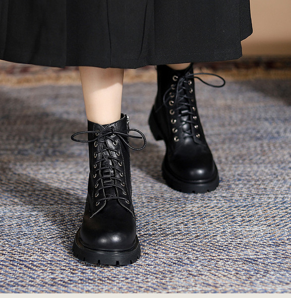 Női bőr fűzős csizma - fekete színű