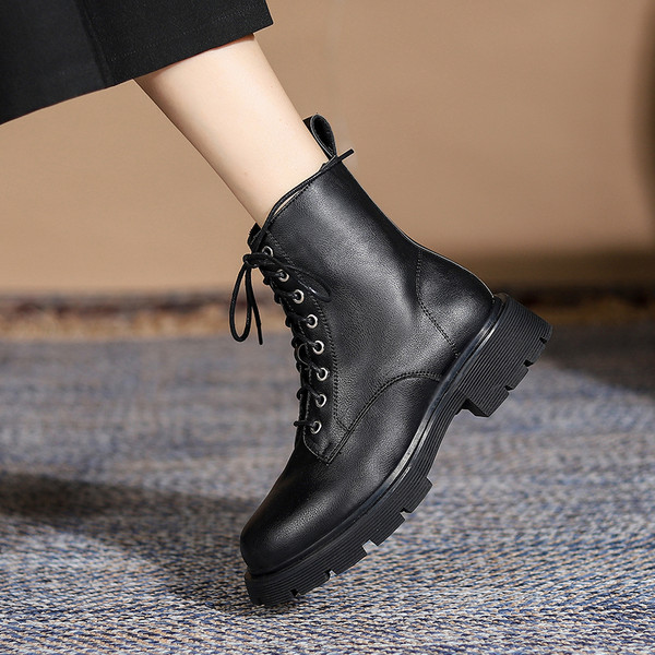 Női bőr fűzős csizma - fekete színű