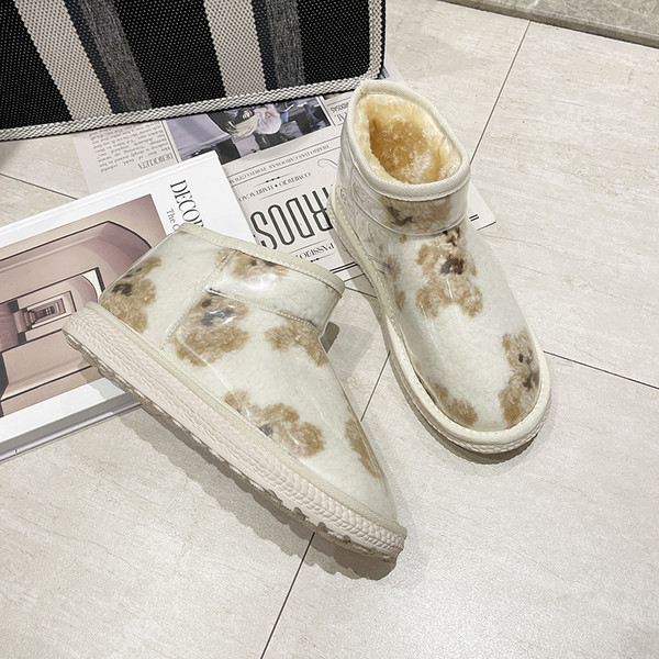 Új modell női csizmák applikációkkal és meleg béléssel