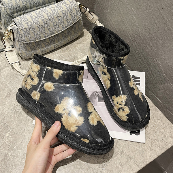 Új modell női csizmák applikációkkal és meleg béléssel