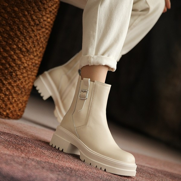 Női topikus csizma, lekerekített modell csattal