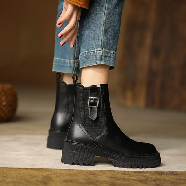 Női topikus csizma, lekerekített modell csattal