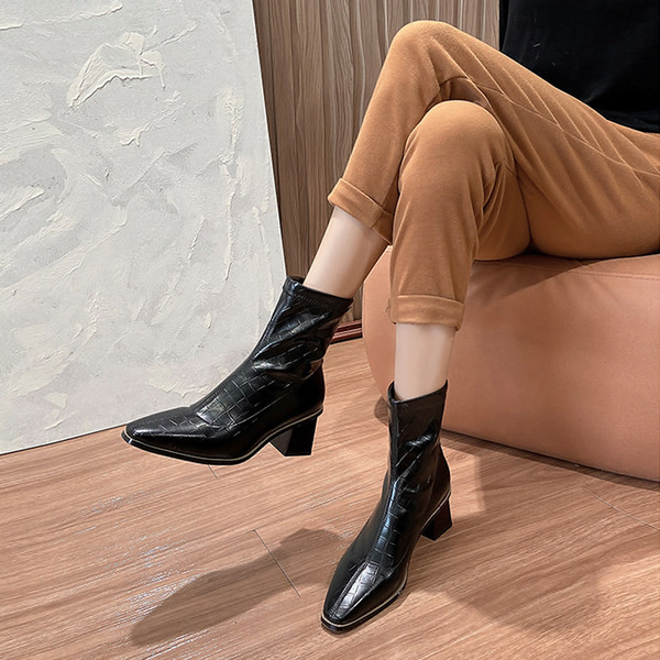 Stílusos női csizma eco bőrből, magassága 6 cm