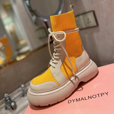 Modern női csizma lekerekített fűzővel