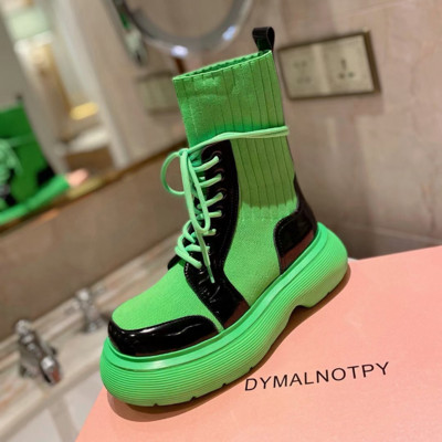 Modern női csizma lekerekített fűzővel