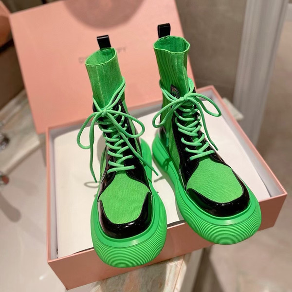 Modern női csizma lekerekített fűzővel