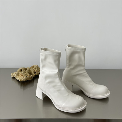 Modern női csizma, lekerekített sarokkal