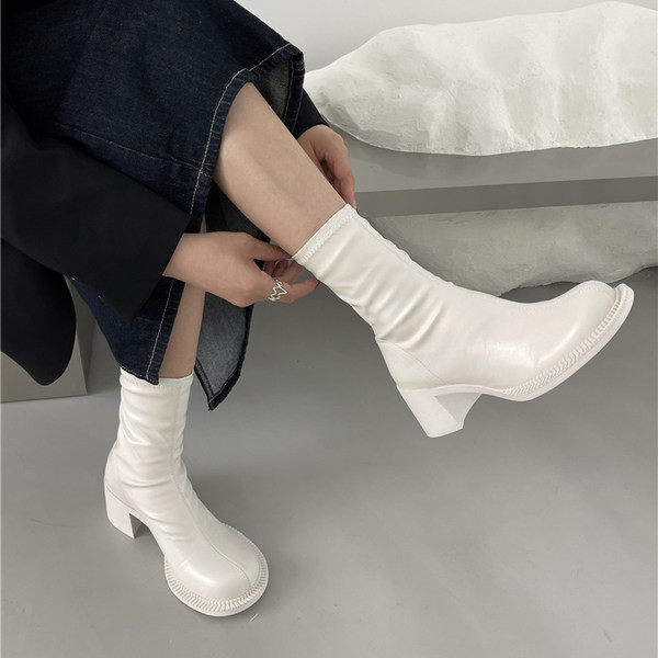 Modern női csizma, lekerekített sarokkal