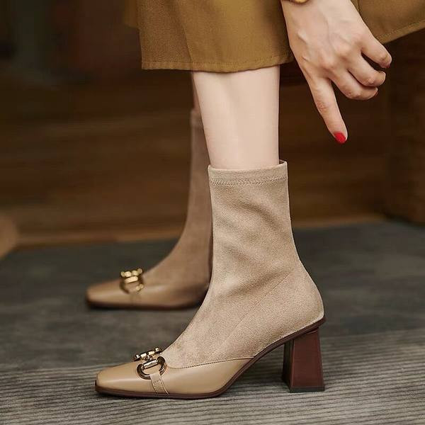 Stílusos női csizma eco velúrból, csattal és sarokkal