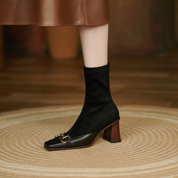 Stílusos női csizma eco velúrból, csattal és sarokkal