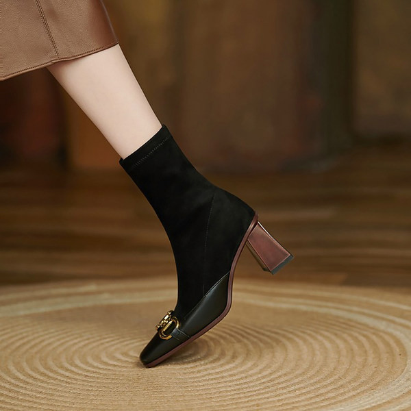 Stílusos női csizma eco velúrból, csattal és sarokkal