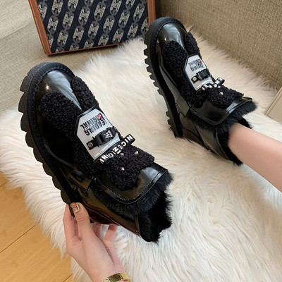 Aktuelne ženske čizme sa perom