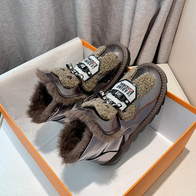 Aktuelne ženske čizme sa perom