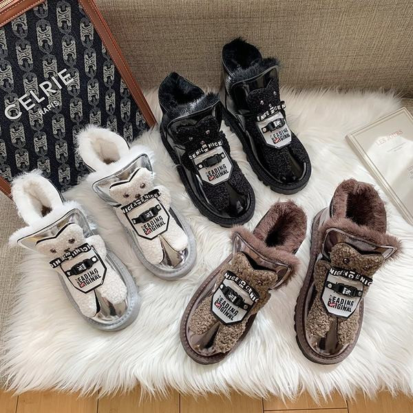 Aktuelne ženske čizme sa perom