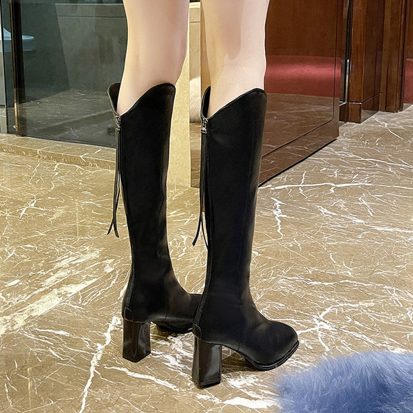 Női csizma cipzárral és sarokkal - két színben