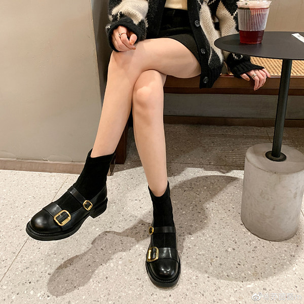 Moodne pandlaga ümara kujuga naiste saapad