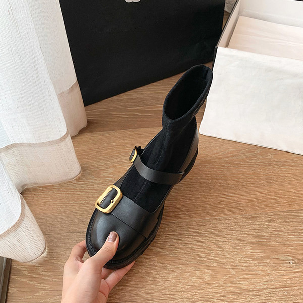 Moodne pandlaga ümara kujuga naiste saapad