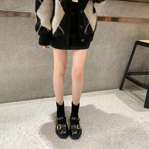 Moodne pandlaga ümara kujuga naiste saapad