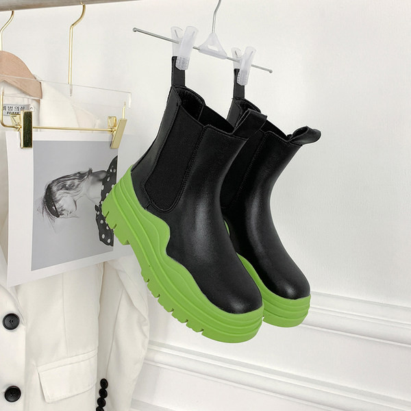 Női topikus csizma lapos talppal, letisztult modell