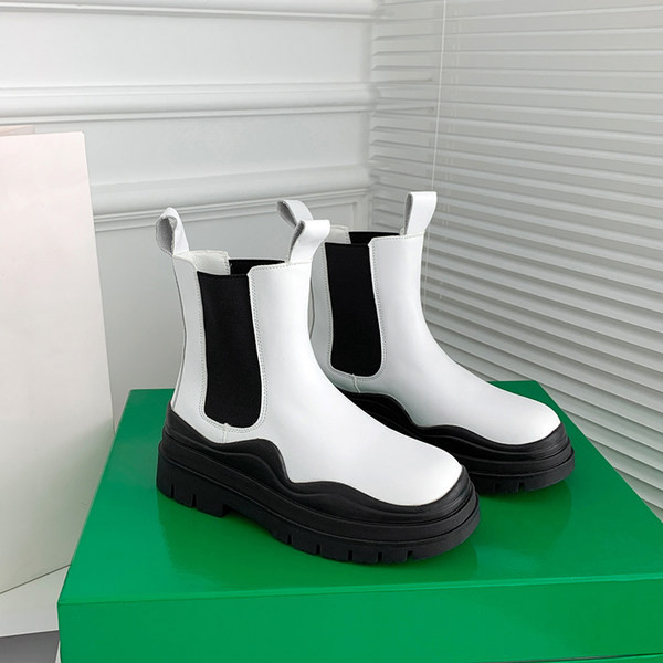 Női topikus csizma lapos talppal, letisztult modell