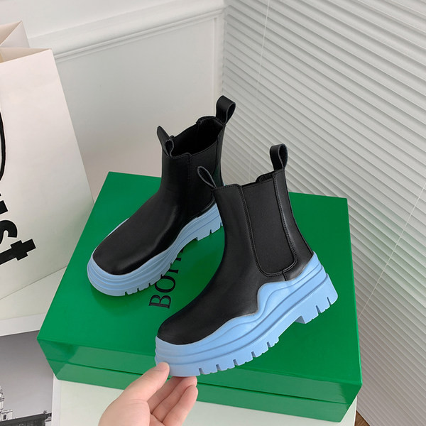 Női topikus csizma lapos talppal, letisztult modell