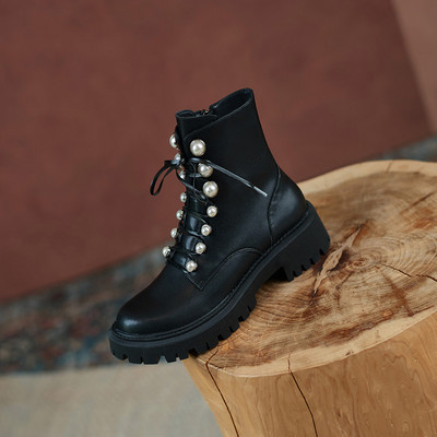 Ženske moderne čizme od eko kože sa pertlama i perlama