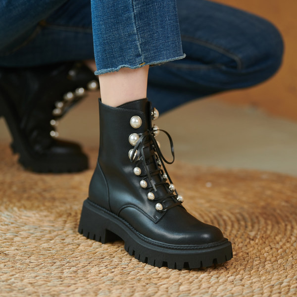 Ženske moderne čizme od eko kože sa pertlama i perlama