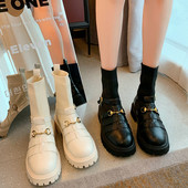 Stílusos csatos csizma lekerekített mintával nőknek