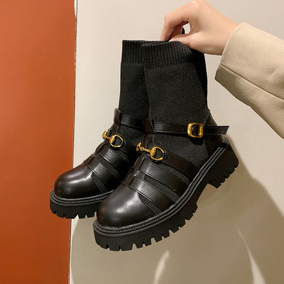 Stílusos csatos csizma lekerekített mintával nőknek