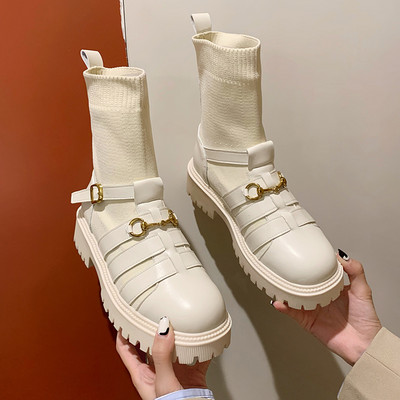 Stílusos csatos csizma lekerekített mintával nőknek