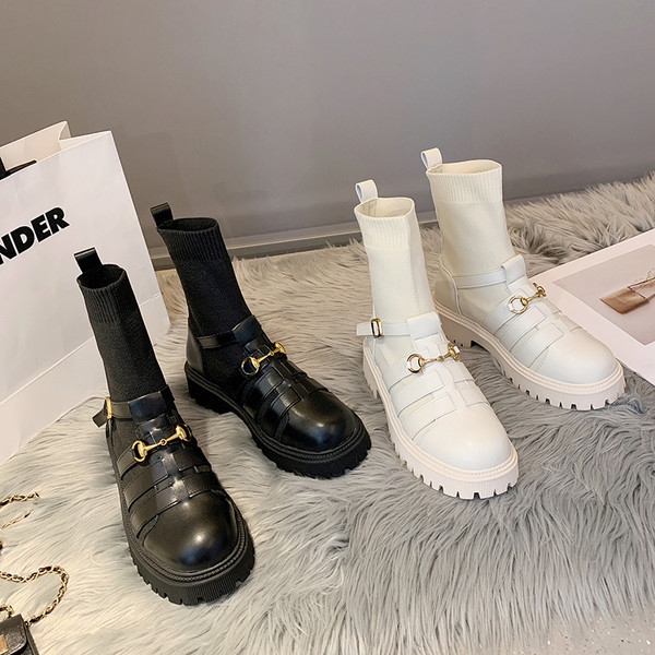 Stílusos csatos csizma lekerekített mintával nőknek