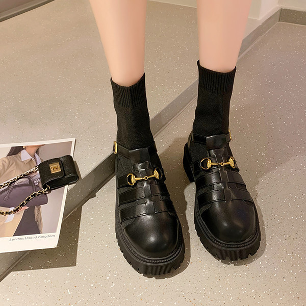 Stílusos csatos csizma lekerekített mintával nőknek