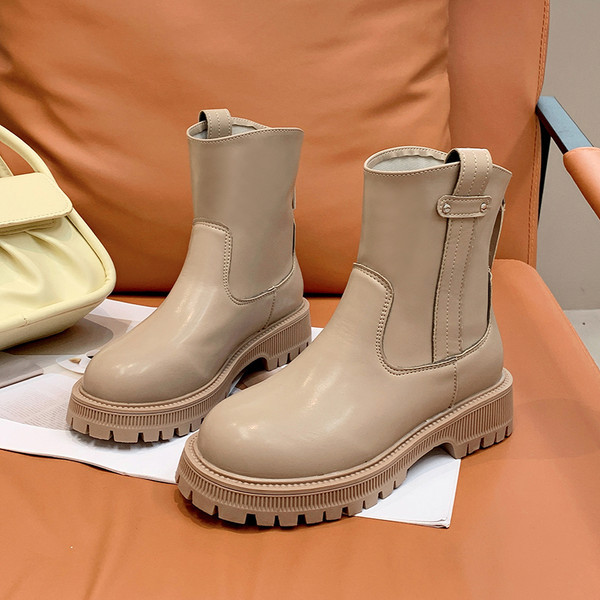 Női bőrcsizma cipzárral és durva talppal