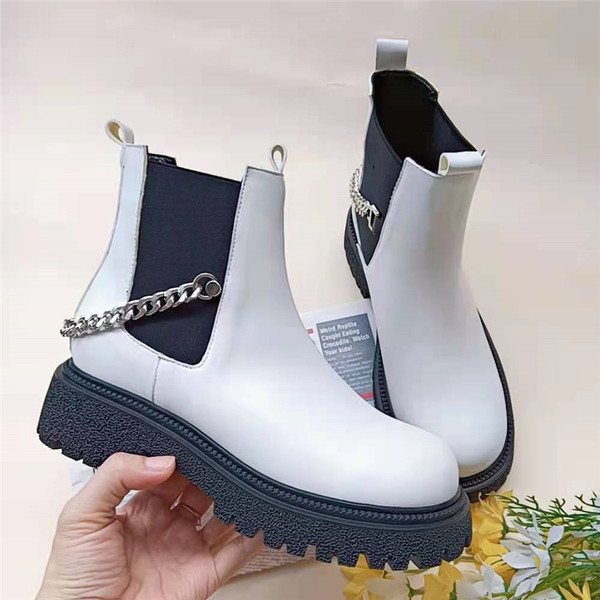 Naiste nahast saapad metallist keti ja värvilise tallaga