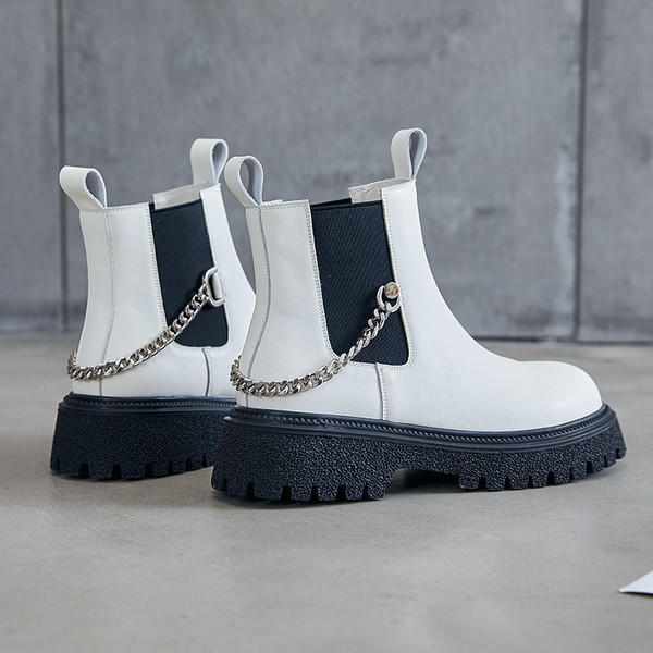 Naiste nahast saapad metallist keti ja värvilise tallaga