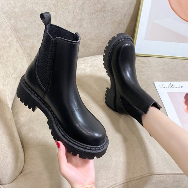 Női csizma durva talppal és elasztikus bokával